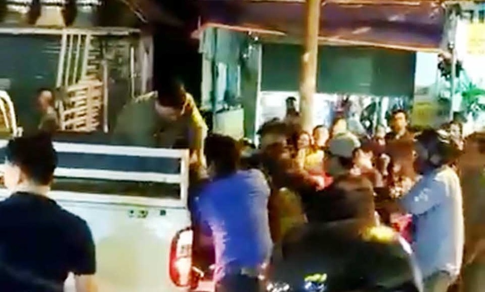 Sinh vien truong Canh sat danh hoi dong nguoi di duong den chet hinh anh