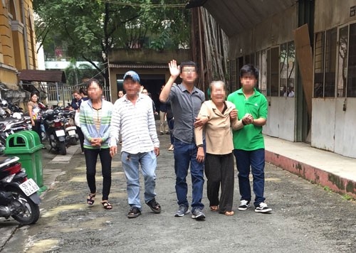 Phut lam lo cua ba me goc Viet hinh anh