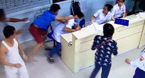 Danh vo dau nhan vien y te vi... 'lo' cho me vo hinh anh