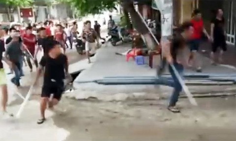 Nam thanh nien bi nhom nguoi bit mat, di oto truy sat trong dem hinh anh
