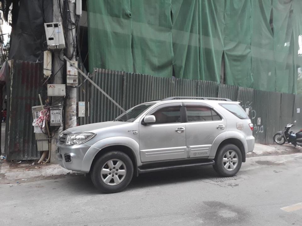 Thanh sắt công trình lại rơi xuống ôtô ảnh 1 Thanh sat cong trinh lai roi xuong oto anh 1