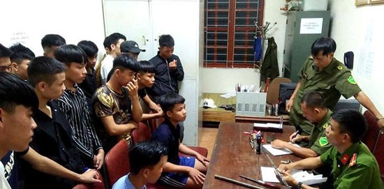 Gan 20 hoc sinh mang hung khi dan tran giai quyet mau thuan tinh cam hinh anh