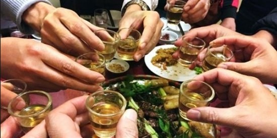 Mo trau lien hoan nha moi, 42 nguoi nhap vien nghi ngo doc hinh anh