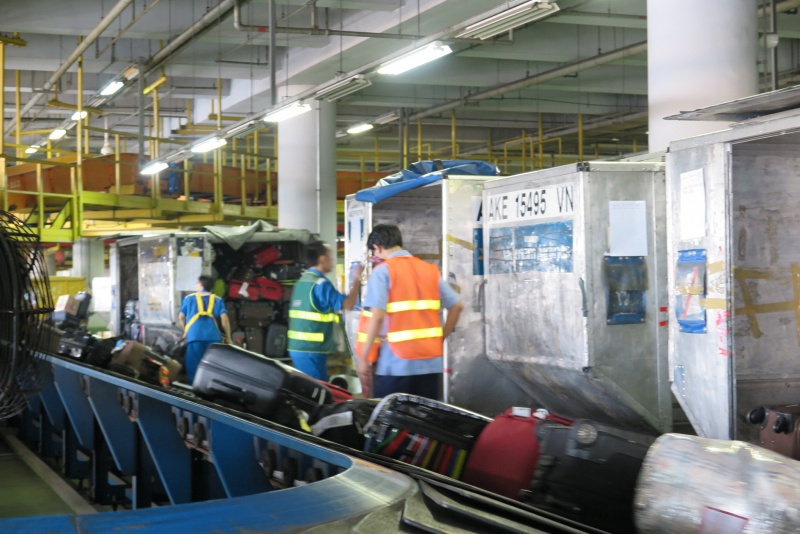 Bat qua tang nhan vien hang khong trom Macbook cua khach hinh anh