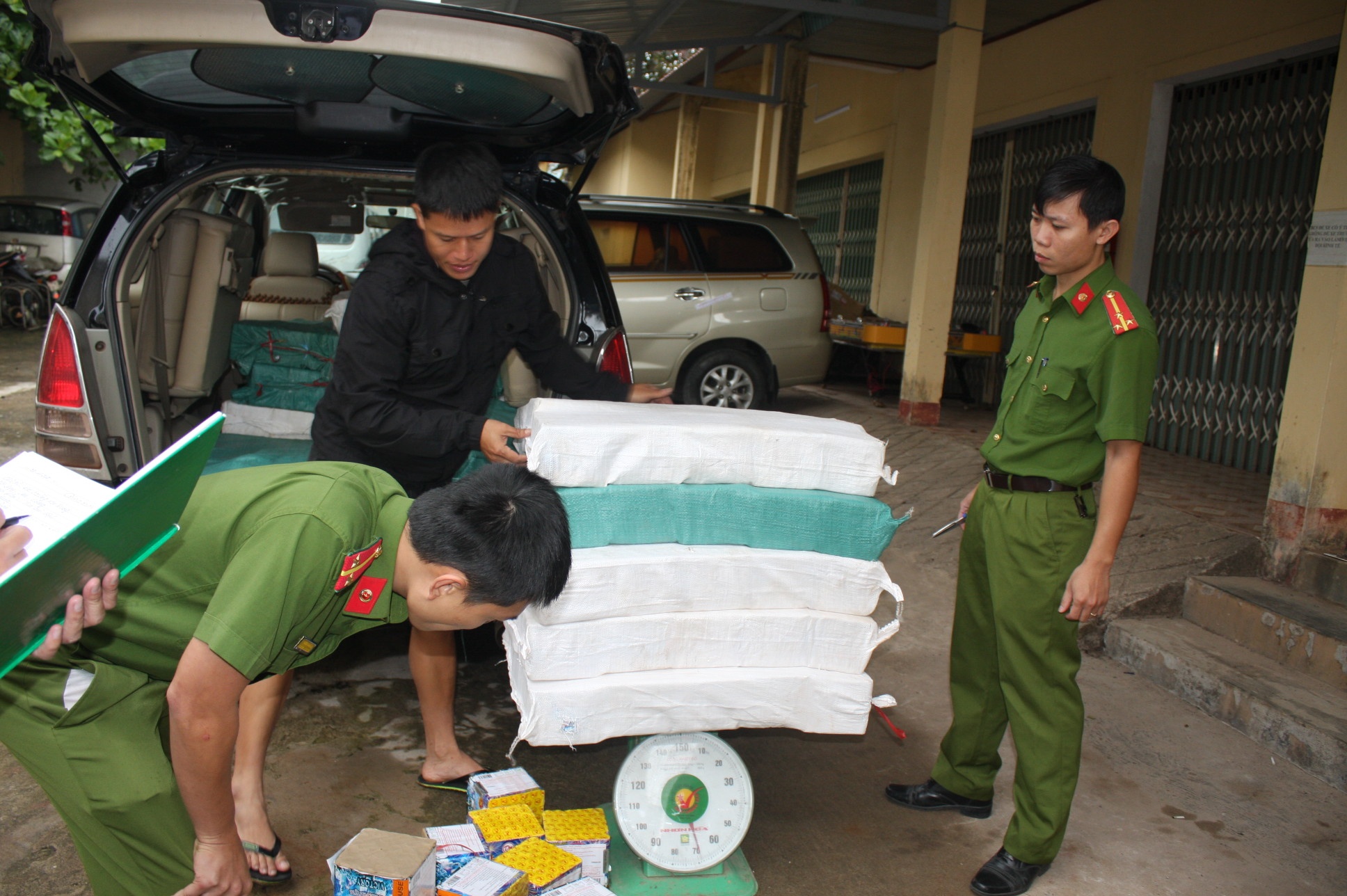 Bat nguoi dan ong van chuyen gan 360 kg phao lau bang oto bien so gia hinh anh