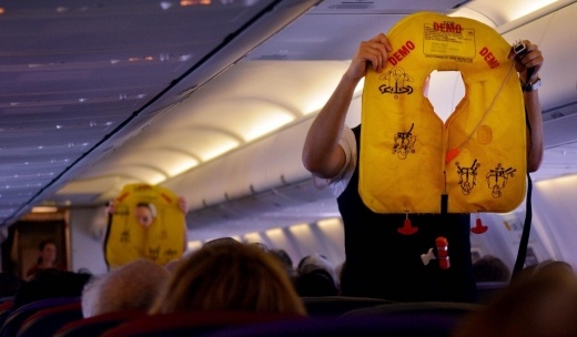 'Tay may' xe ao phao, khach bi phat nang hinh anh