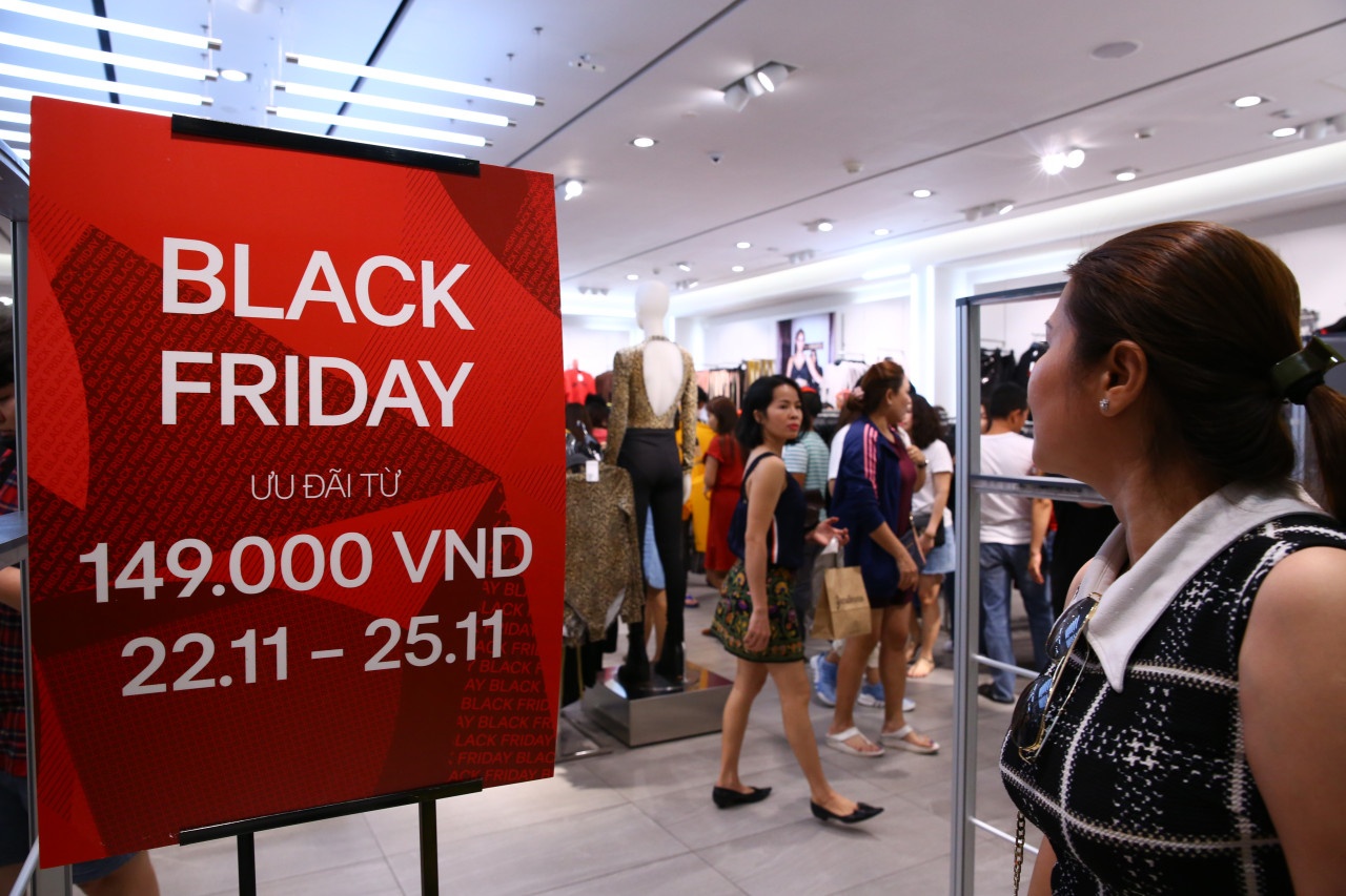 Duong trung tam Sai Gon tac trong toi Black Friday hinh anh
