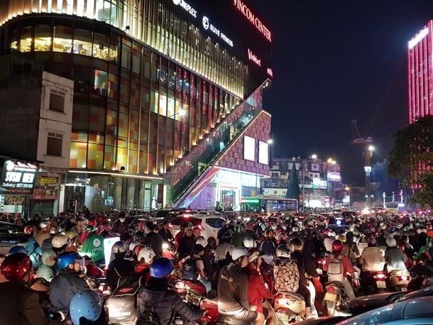 Duong pho Ha Noi un tac chieu toi Black Friday hinh anh