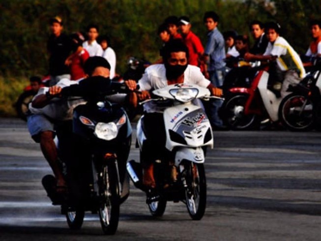 Tom gon nhom 'quai xe' 16 tuoi dua xe gay nao dong TP.HCM hinh anh