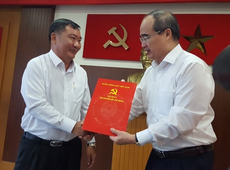 Pho ban noi chinh Tran Van Thuan lam Bi thu quan 2 hinh anh