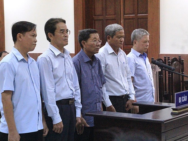 Luat su noi gi khi toa tuyen cuu pho thong doc huong an treo? hinh anh