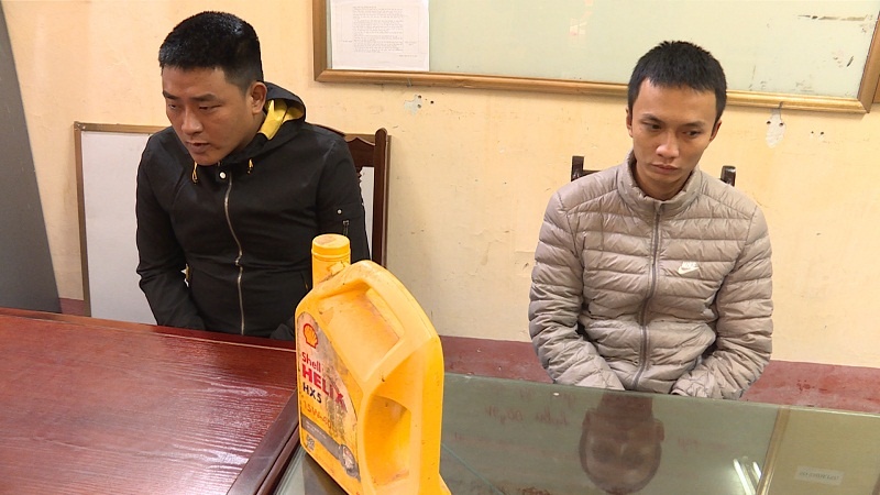 9X dung chat ban de doa, uy hiep nguoi vay tien hinh anh