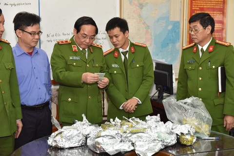 Kho ma tuy 29 kg duoi gam oto hinh anh