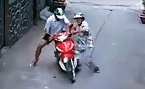 Choc ngon tay vao hong tai xe GrabBike de cuop xe hinh anh