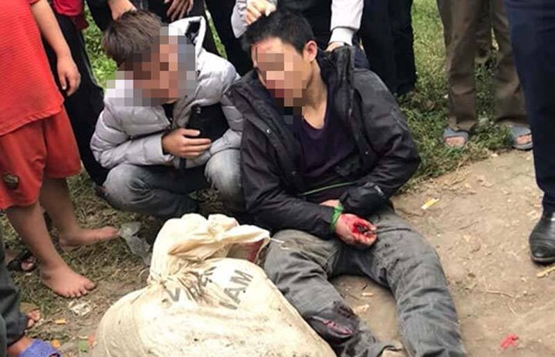 Hai thanh nien nghi trom cho bi nguoi dan vay bat hinh anh