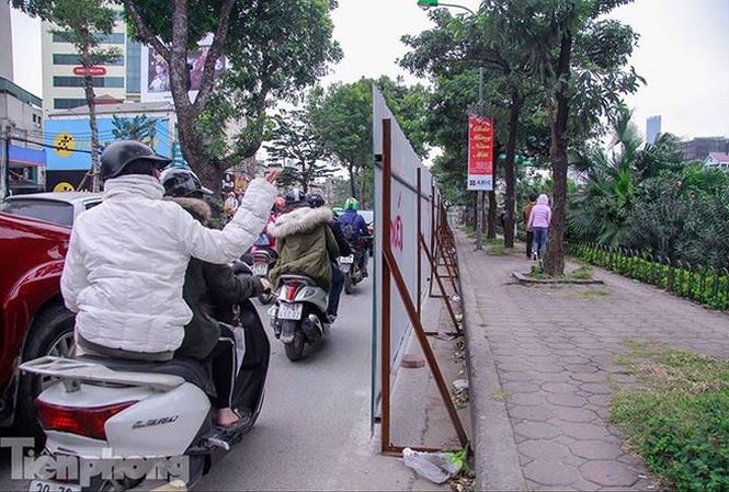 Vì sao Hà Nội xén vỉa hè ảnh 1 Vi sao Ha Noi xen via he anh 1