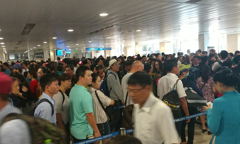 Tan Son Nhat khuyen cao khach khong bit mat den san bay dip Tet hinh anh