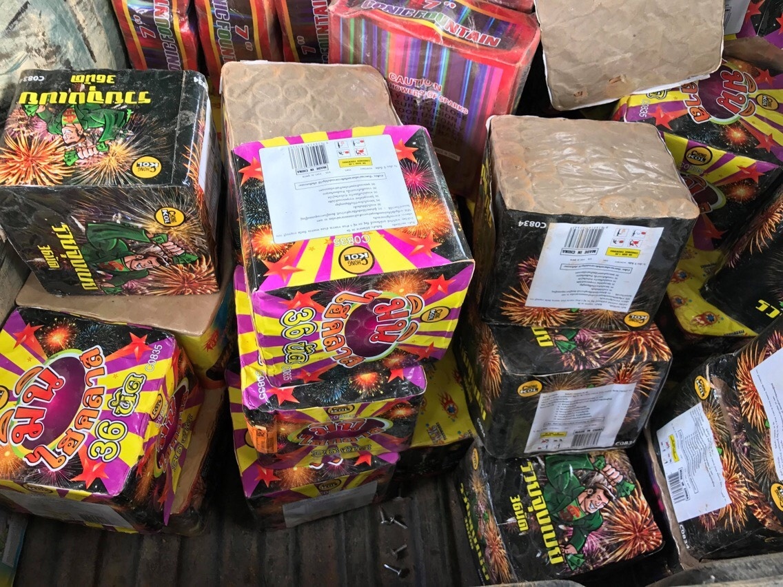 Khach lieu linh gui ca phao di may bay hinh anh