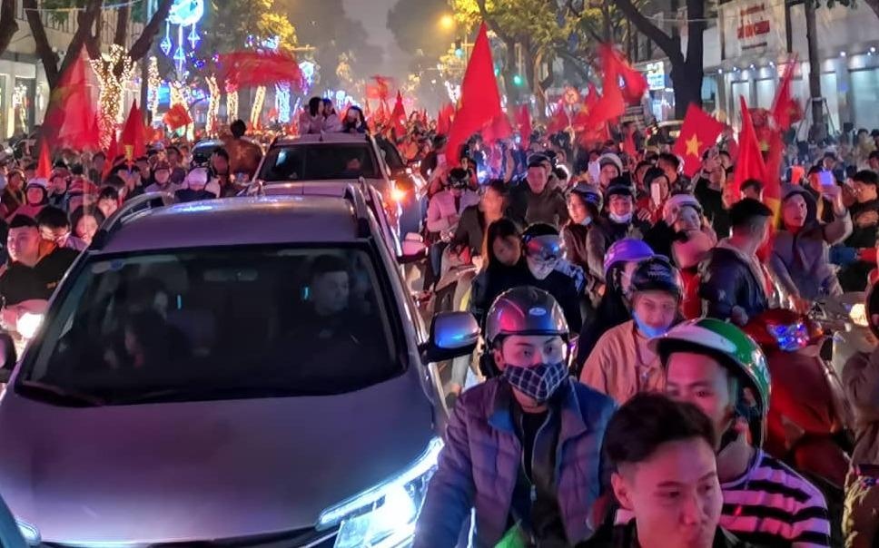 Nguoi Sai Gon cam cup xuong duong mung chien thang cua tuyen Viet Nam hinh anh