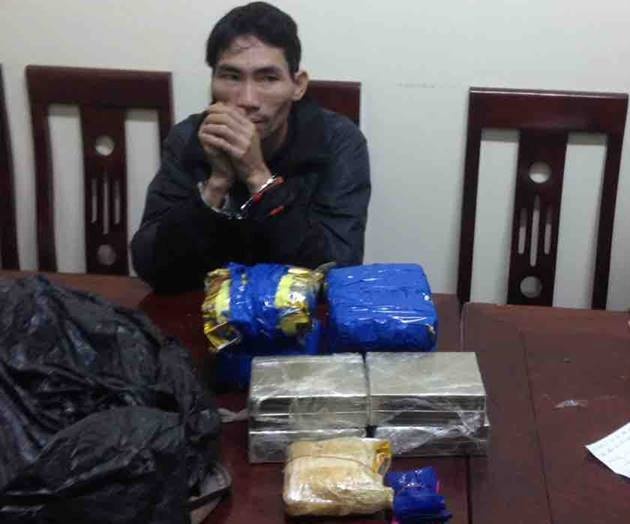 Bat nguoi dan ong van chuyen 8 banh heroin, 4 kg ma tuy da hinh anh