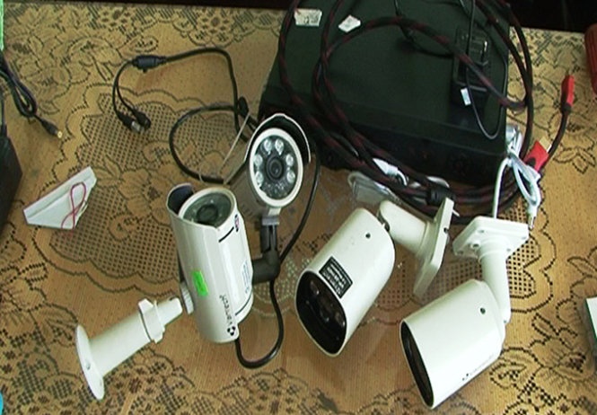 Bat trum ma tuy xay tuong thep gai, gan camera day dac quanh nha hinh anh