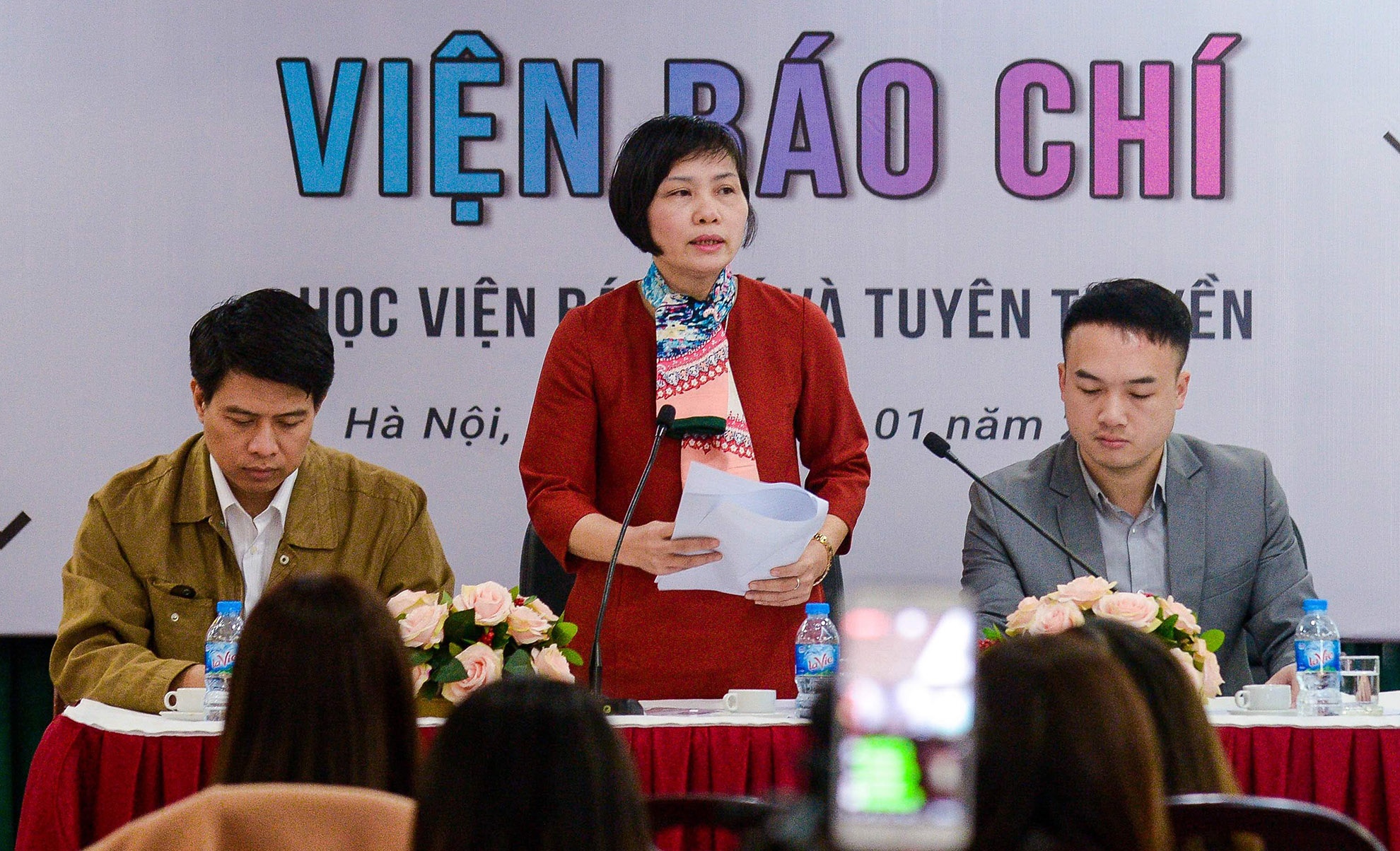 Thi thiet ke bo nhan dien cua Vien Bao chi hinh anh