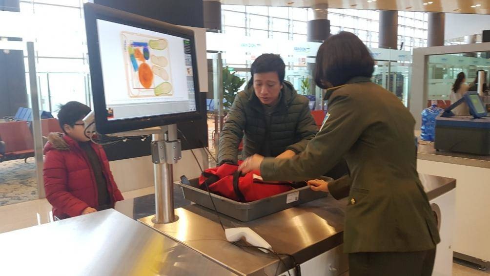 Khach 'than nhien' mang den pin phat tia lua dien len may bay hinh anh