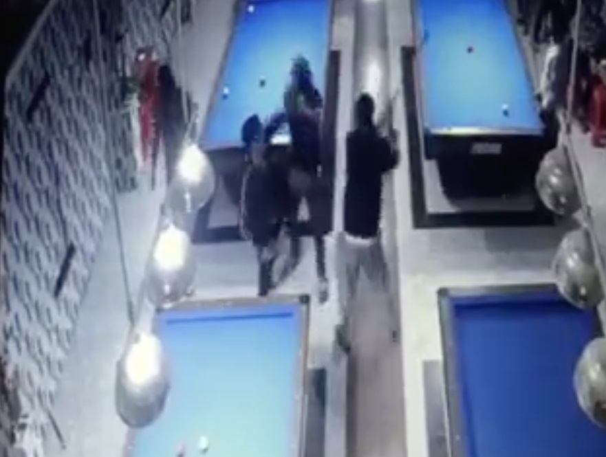 Nhac khach khong ngoi len ban bida, nam nhan vien bi danh chan thuong hinh anh