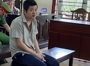Xu chung than ke dung bua giet vo roi day xuong song hinh anh