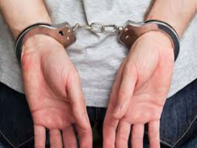 Nu cong nhan bi 'cong an dom' ep quan he, cuop tai san hinh anh