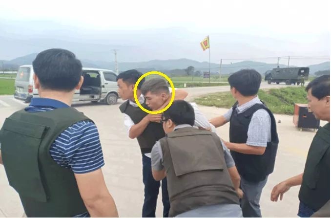 3 nguoi om sung co thu trong xe da bi khong che hinh anh