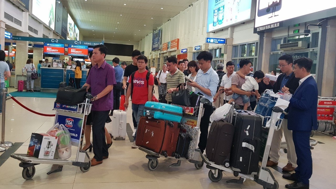 Nu hanh khach bi phat nang vi lang ma nhan vien hang khong hinh anh