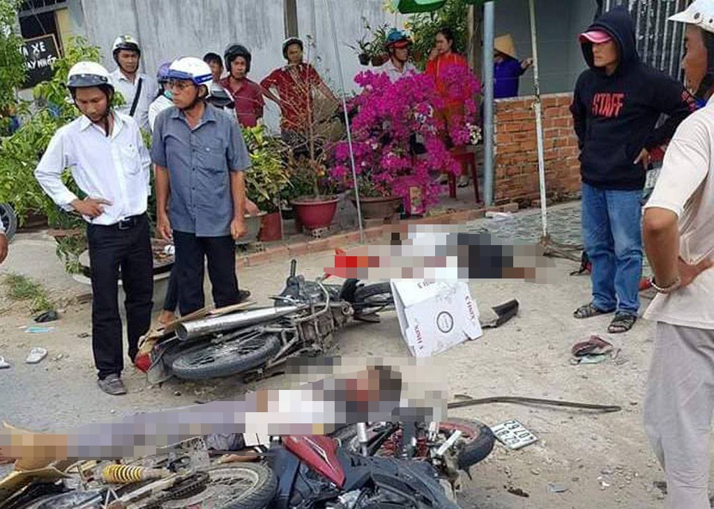 Oto lao vao doan xe may di le hoi, 8 nguoi thuong vong hinh anh