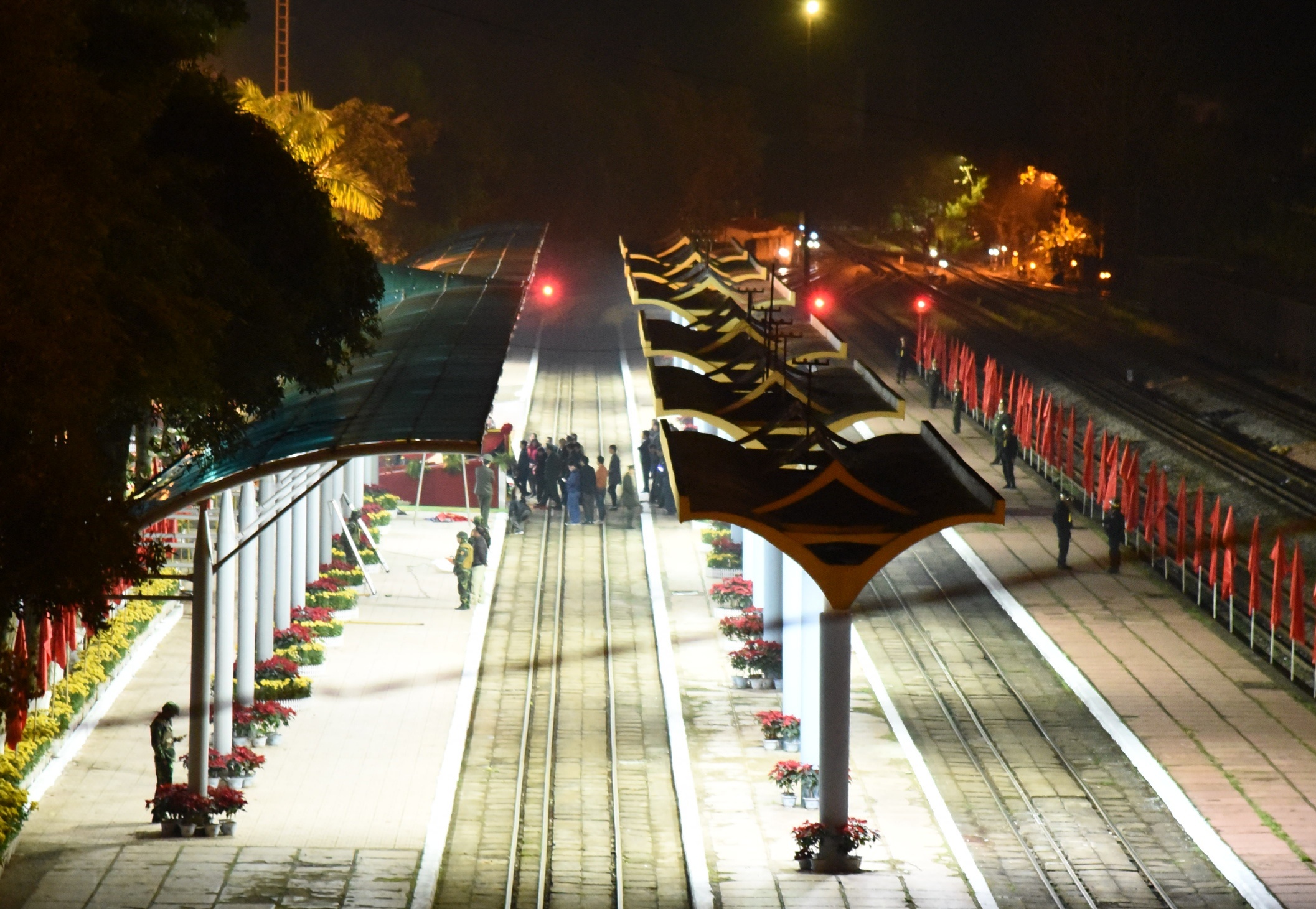 Ga Dong Dang sang ruc truoc gio don doan tau boc thep Trieu Tien hinh anh