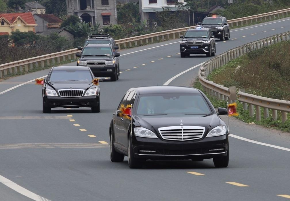 Doan xe cua Chu tich Kim Jong Un tren duong tu Dong Dang ve Ha Noi hinh anh
