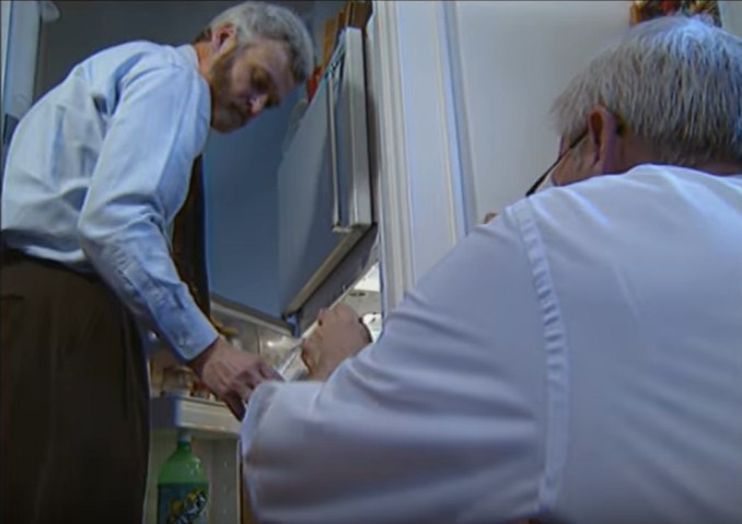 Nguoi dan ong dau doc ca nha tinh cu anh 7