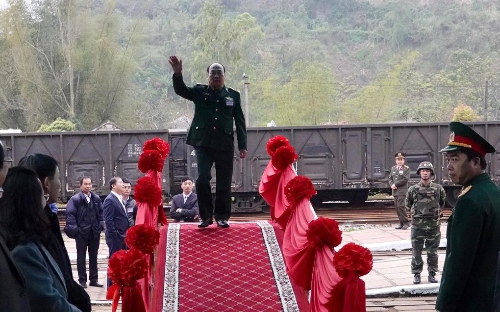 Tap duot don phai doan Trieu Tien tai ga Dong Dang hinh anh