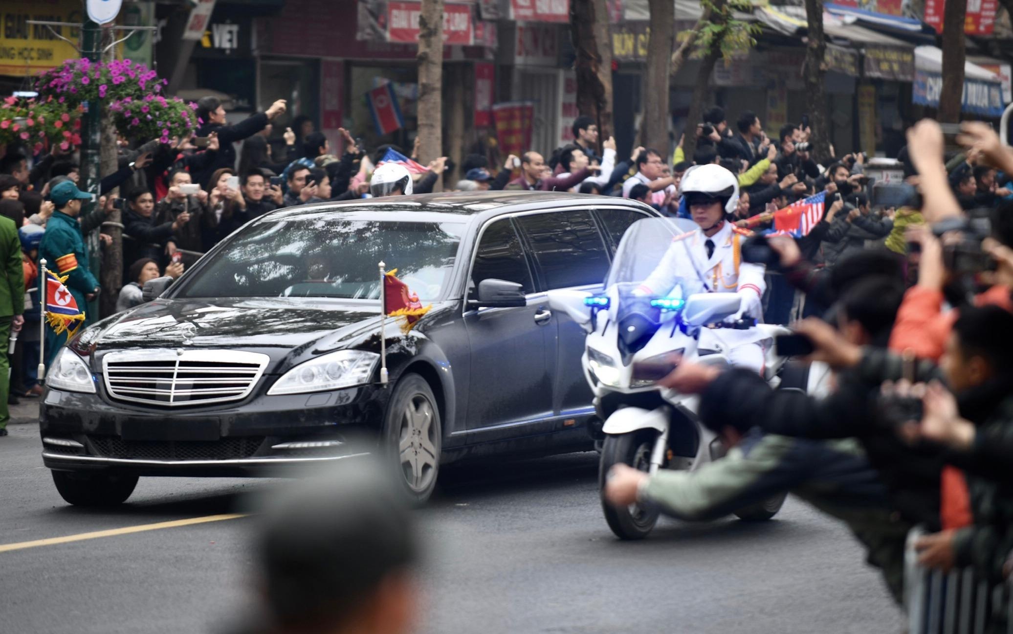 Nguoi dan chao don ong Kim Jong Un tren cac tuyen pho Ha Noi hinh anh