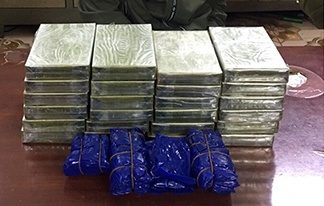 Mang 24 banh heroin va 6.000 vien ma tuy trong ba lo hinh anh
