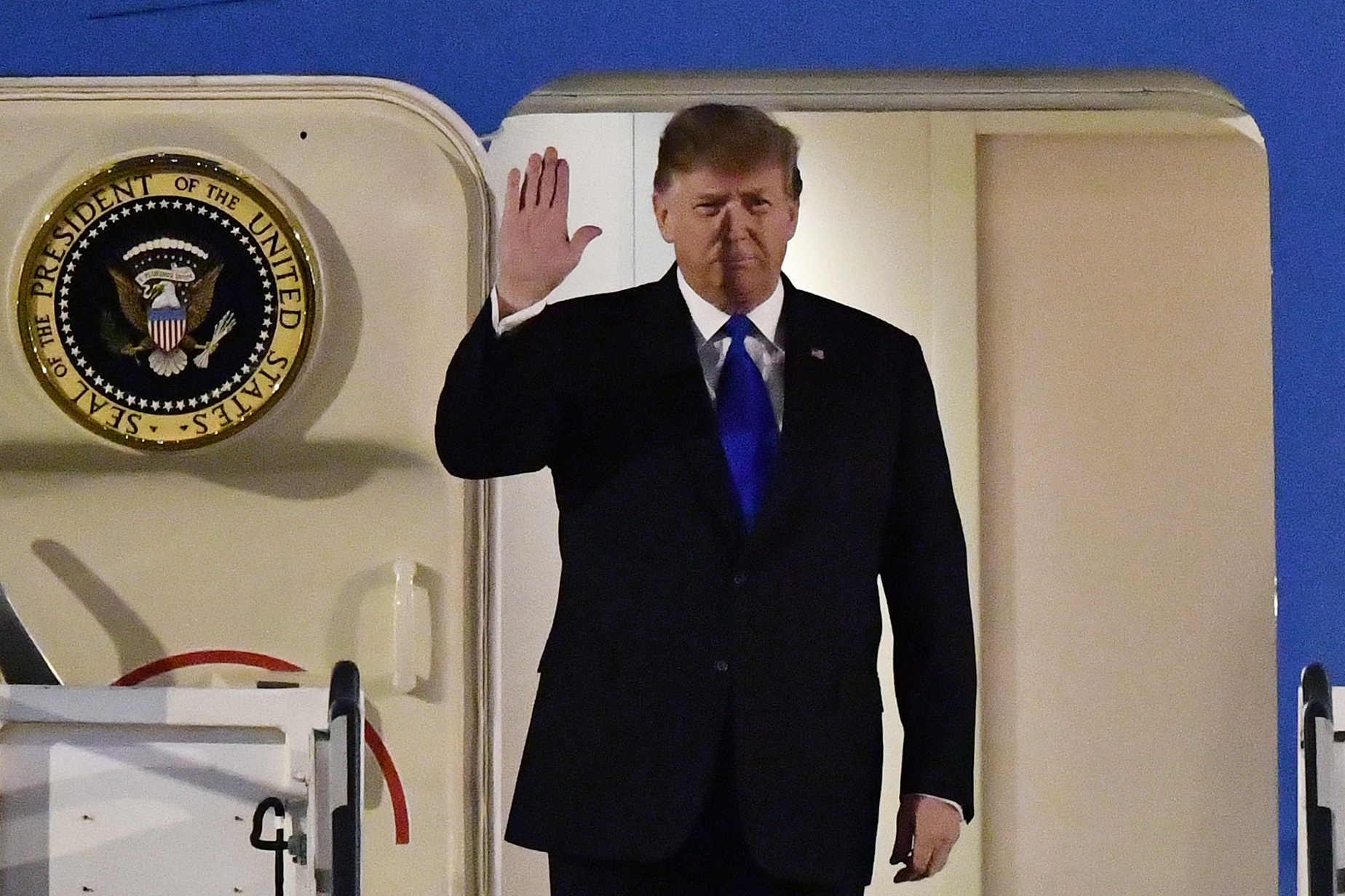 Khoanh khac dau tien cua Tong thong Trump tai Ha Noi hinh anh