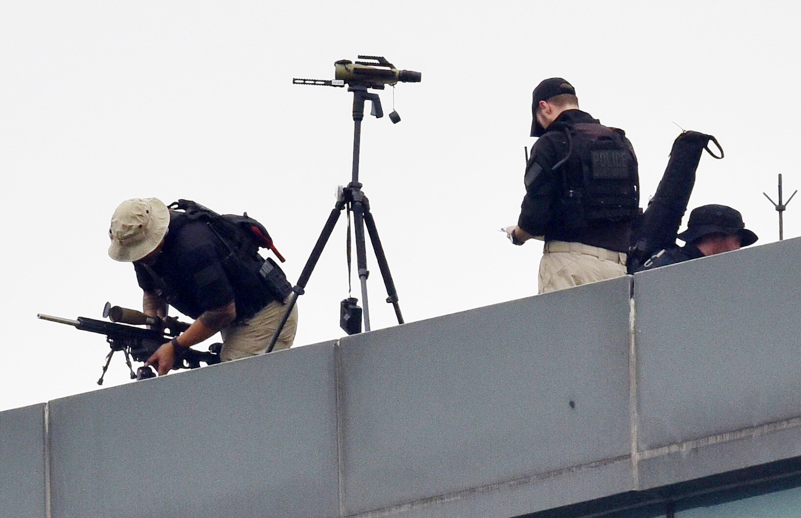 Linh ban tia My canh gac tren noc khach san TT Trump o hinh anh