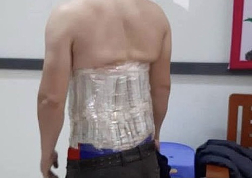 Nguoi dan ong dung bang dinh cuon 58 chiec dong ho quanh nguoi bi bat hinh anh