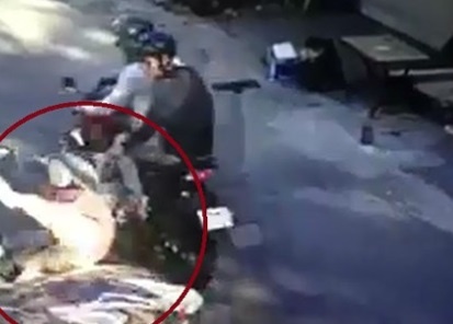 Bat nhom giat tui lam nga nguoi mang thai hinh anh