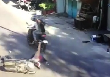 Hai thanh nien giat tui lam nga nguoi mang thai hinh anh