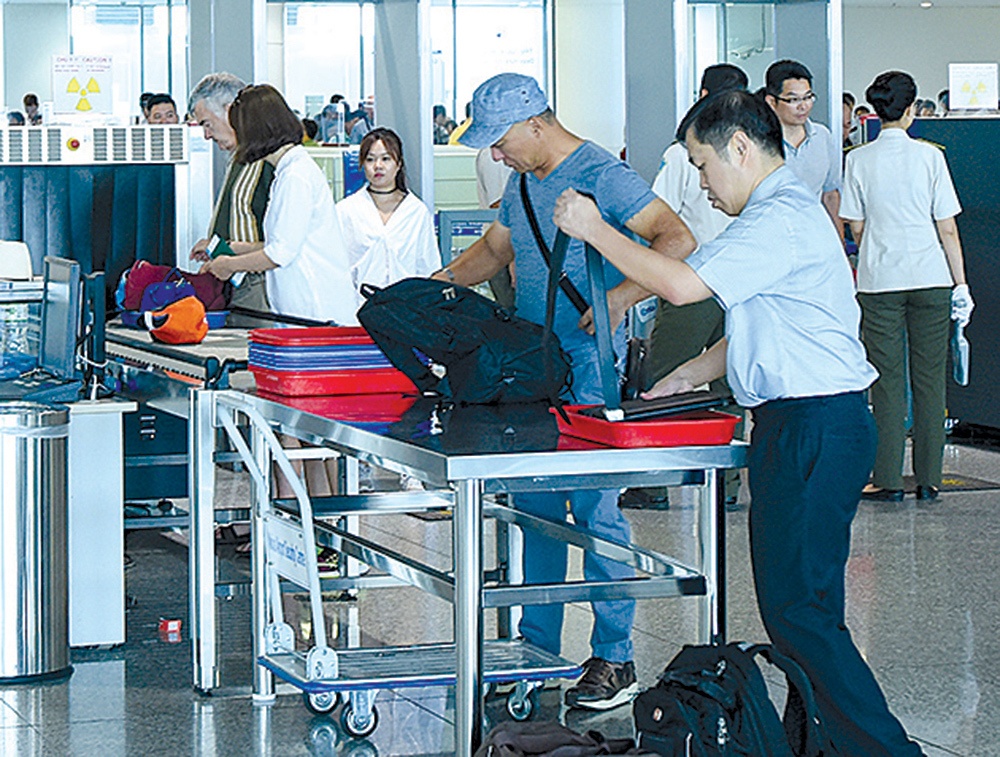 Va mieng doa co bom trong hanh ly di may bay hinh anh