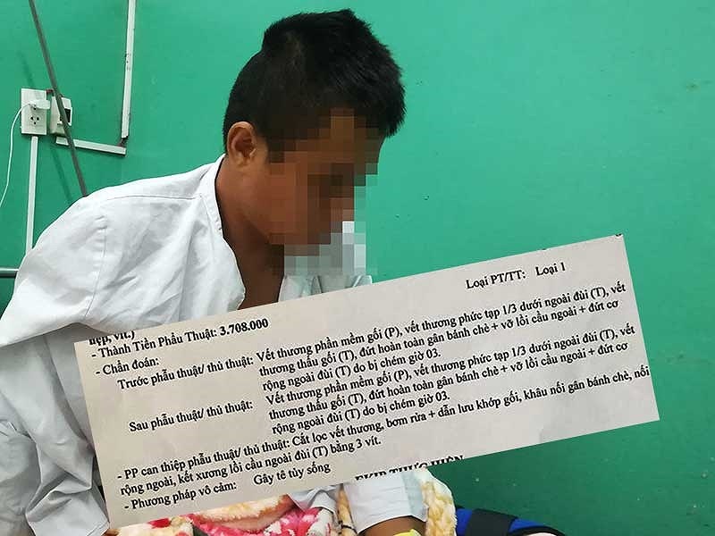 Nhieu thanh nien vay, chem nguoi tren san bong hinh anh