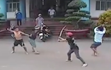 Bi 'tap kich', con no dam chet chu no hinh anh