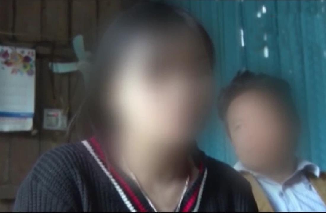 Nu sinh lop 10 to ban cung truong xam hai, quay clip tung len mang hinh anh