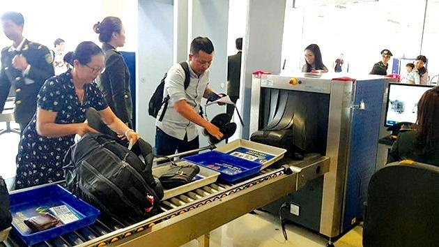 Khach 'chom' do ngay khu vuc soi chieu an ninh hinh anh