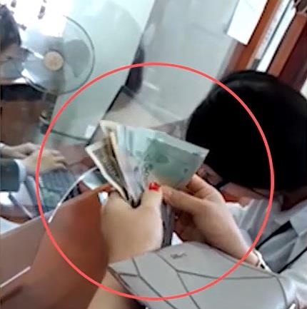 hối hộ tại phòng quản lý xuất nhập cảnh ảnh 3 hoi ho tai phong quan ly xuat nhap canh anh 3